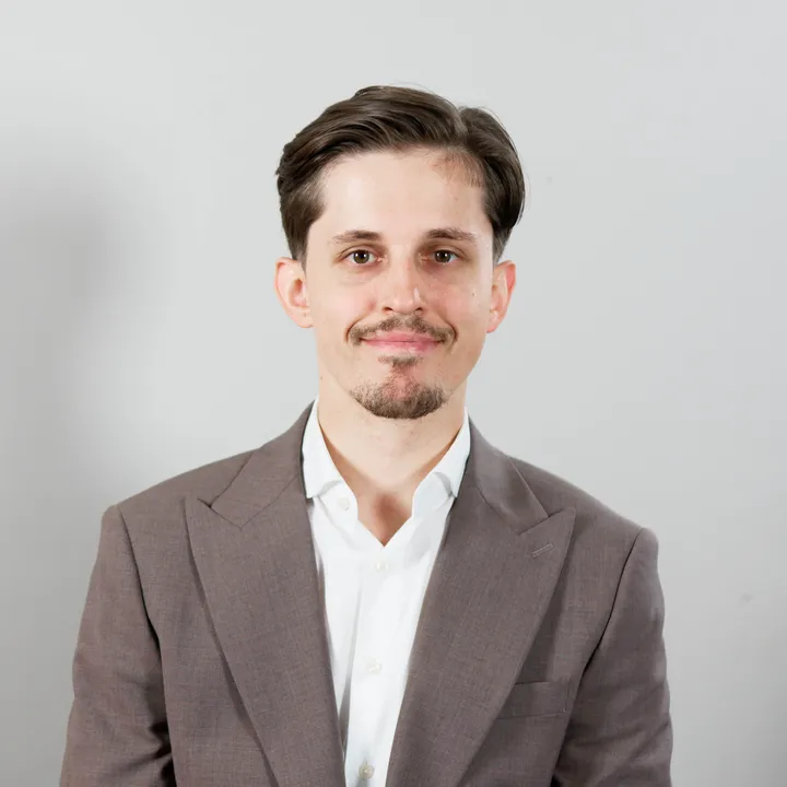 Роман, засновник RK Local Leads, у сірому піджаку та білій сорочці